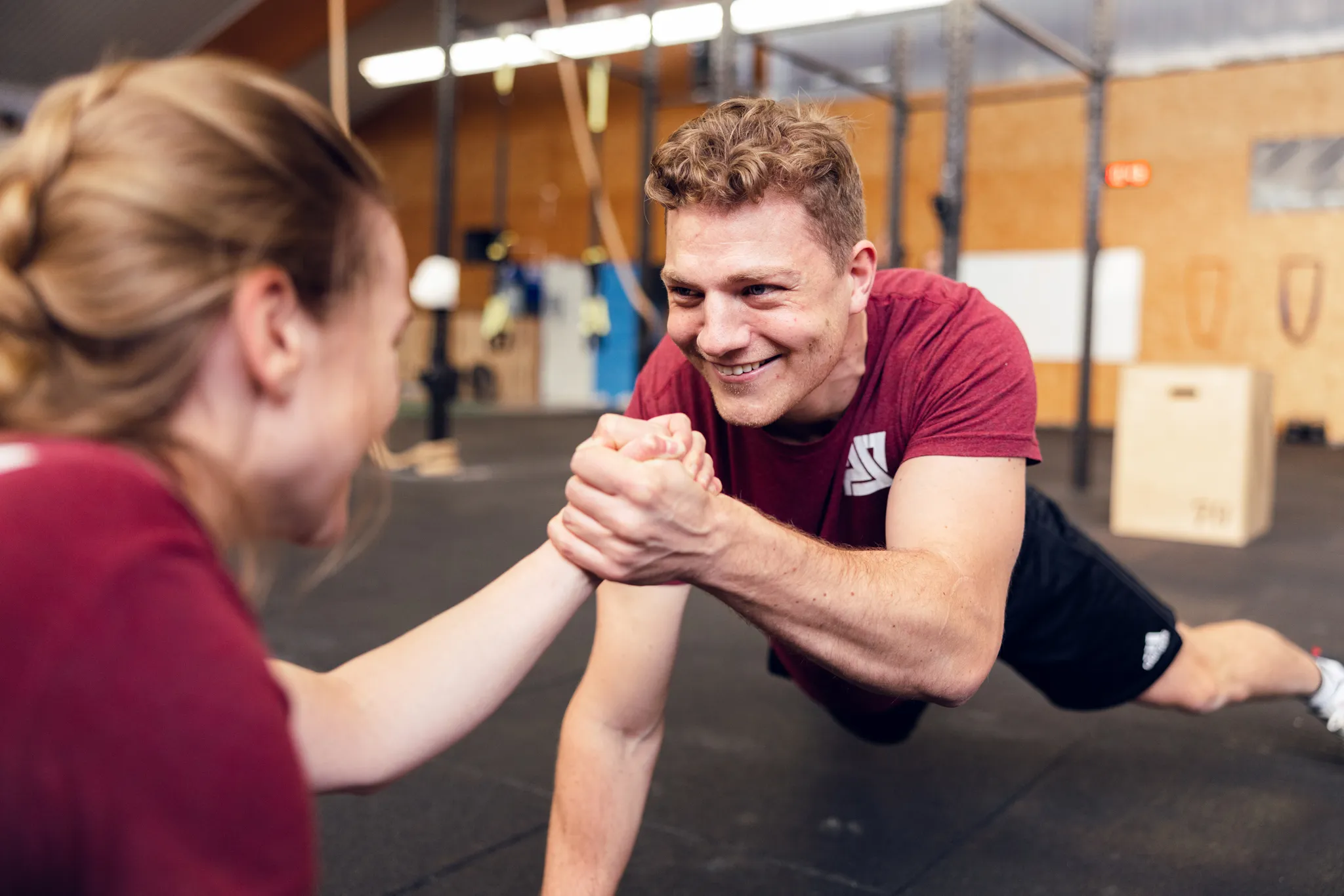 Webdesign-Teambuilding: Krafttraining und Zusammenhalt im Fitnessstudio
