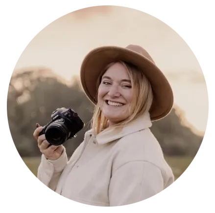 Fröhliche Fotografin in Münster präsentiert Webdesign-Portfoliofoto