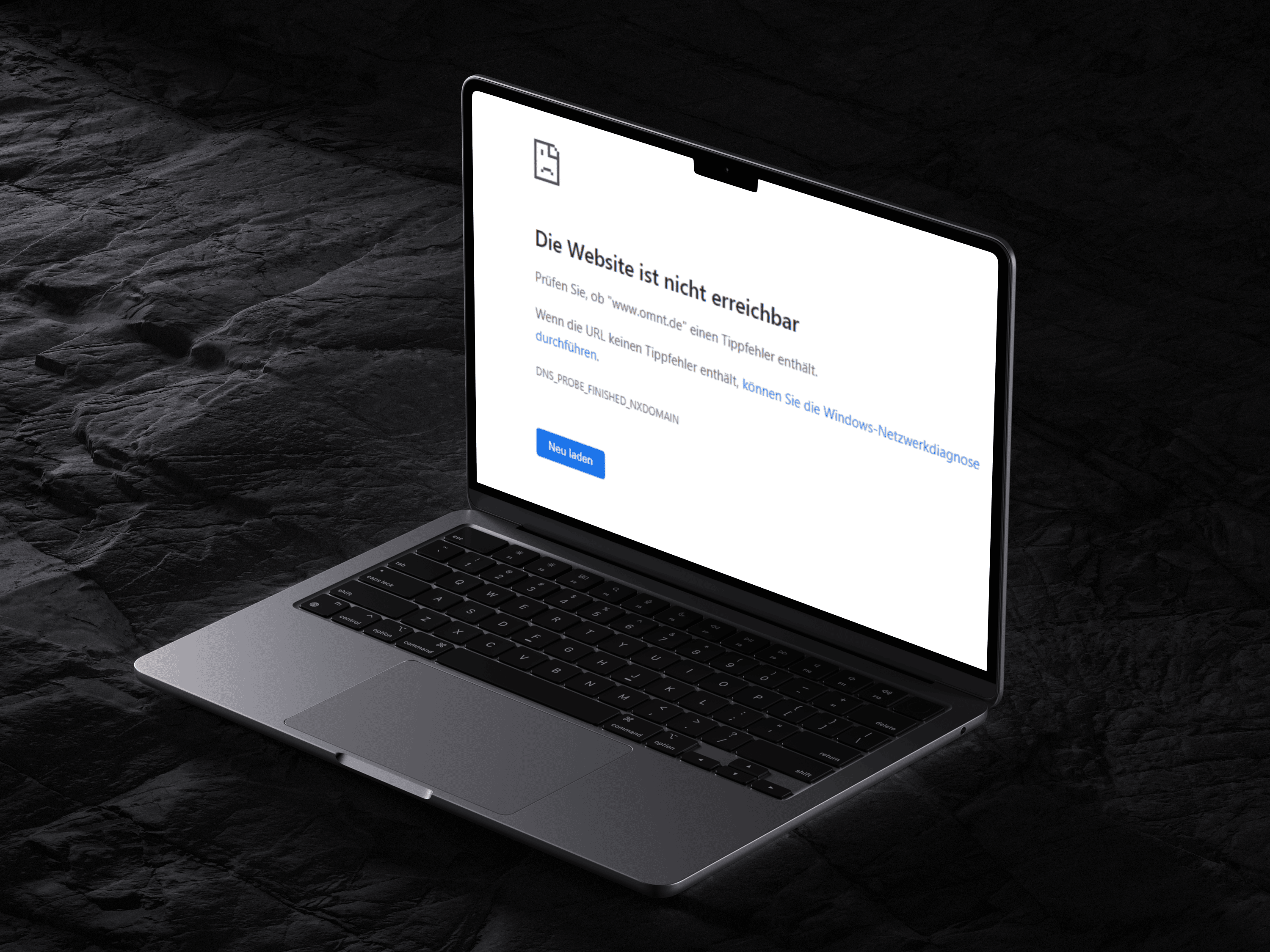 Webdesign: Laptop mit Fehlermeldung auf dunklem Hintergrund