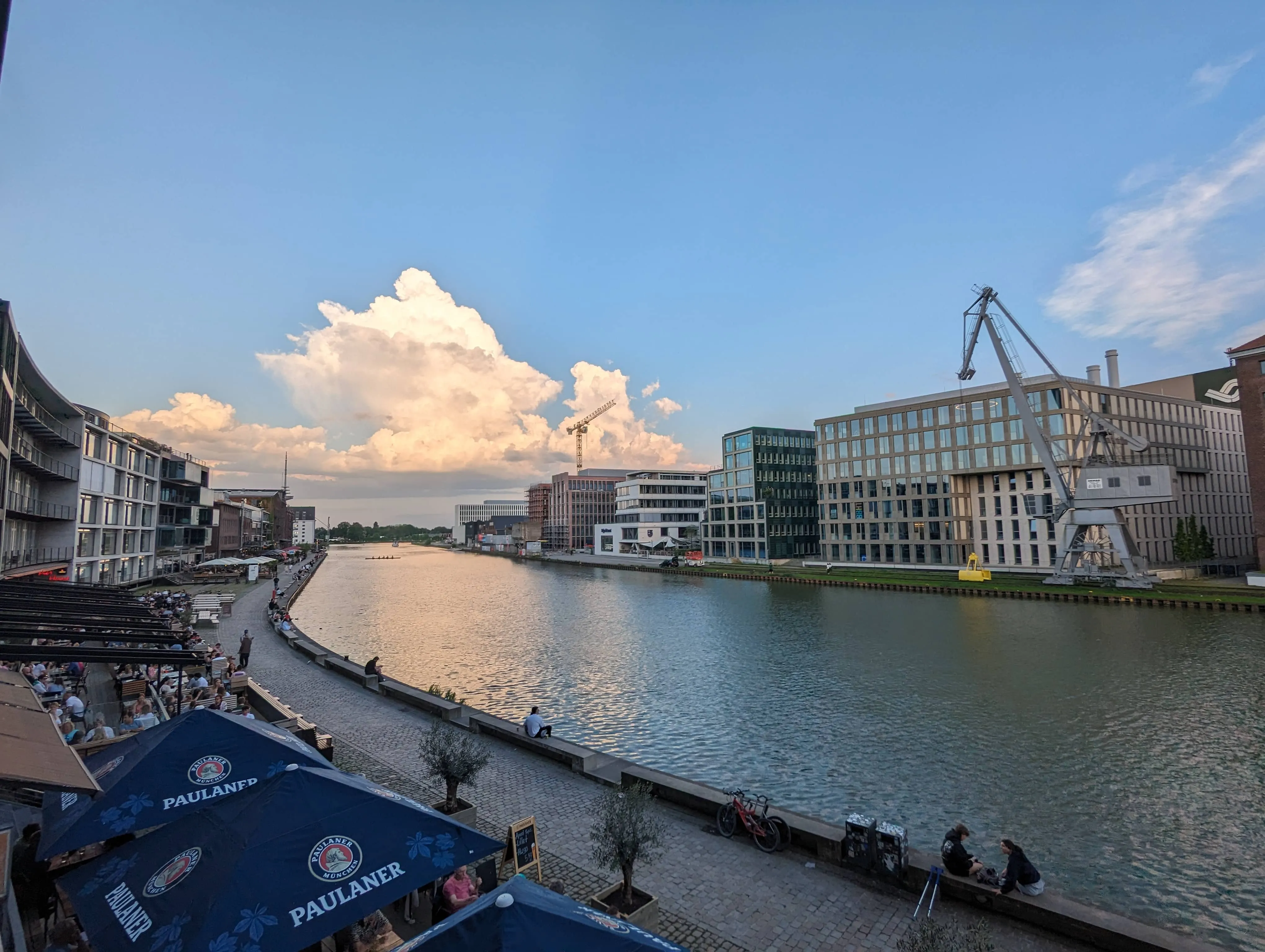 Webdesign-Inspiration am Hafen Münster mit moderner Architektur und Wasserlandschaft