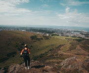 Wanderer blickt auf Münster-Landschaft, Webdesign-Inspiration in natürlicher Umgebung