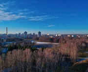 Webdesign-Perspektive auf Münster: Stadtpanorama mit Skyline und Winterlandschaft