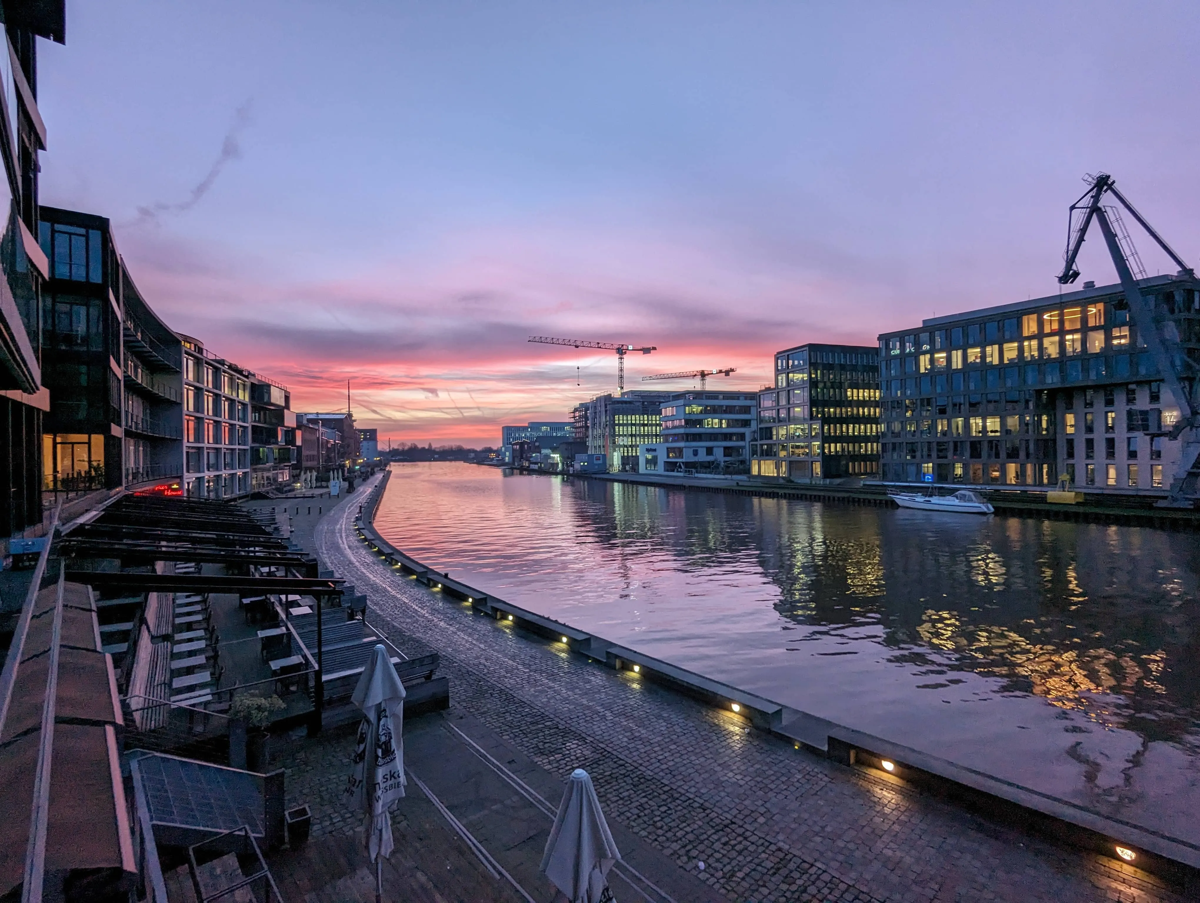 Münster Webdesign-Inspiration: Moderne Architektur am Hafen bei Sonnenuntergang