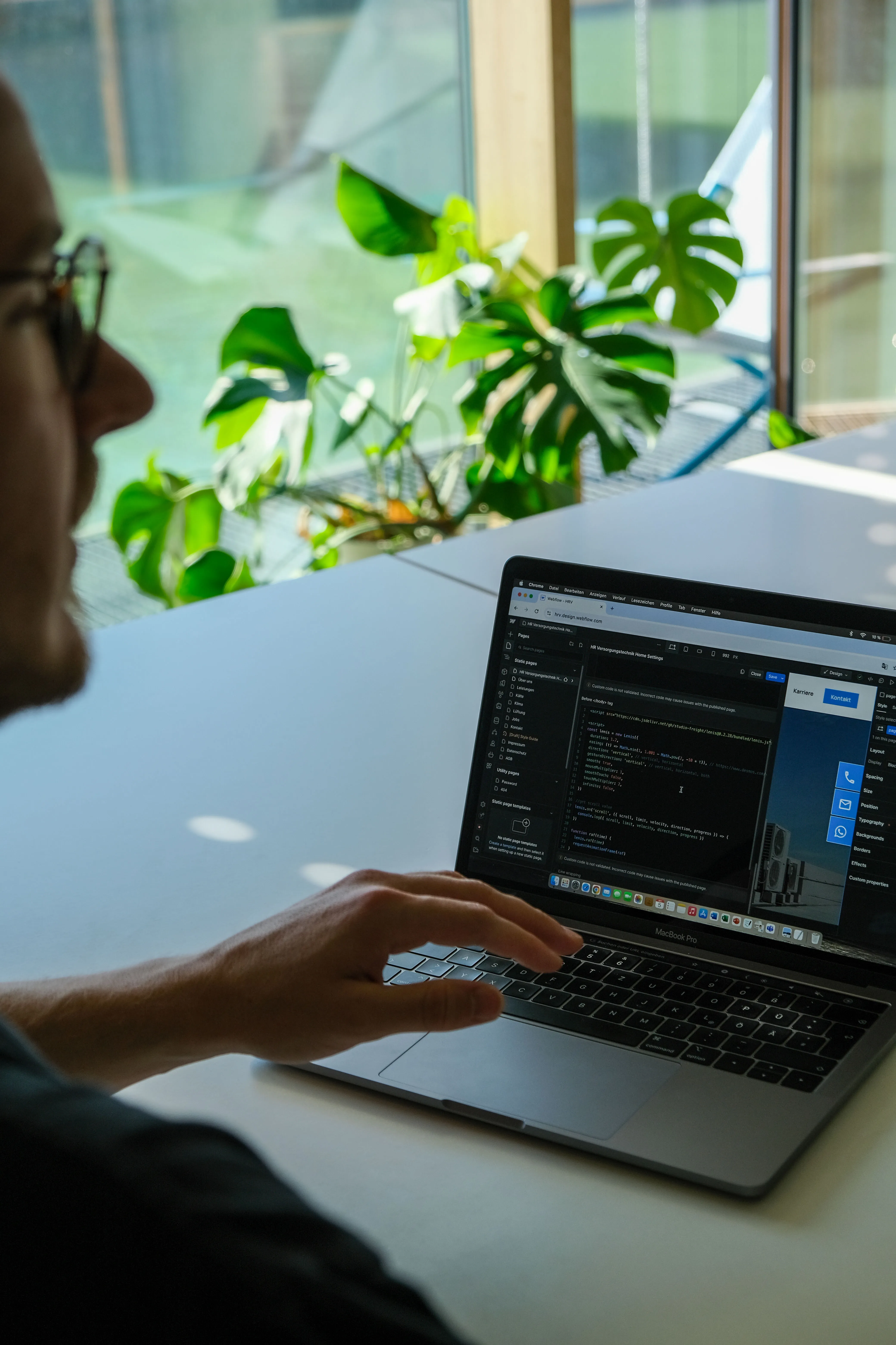 Webdesign in Münster: Arbeitsplatz mit Laptop und Monstera-Pflanze am Fenster