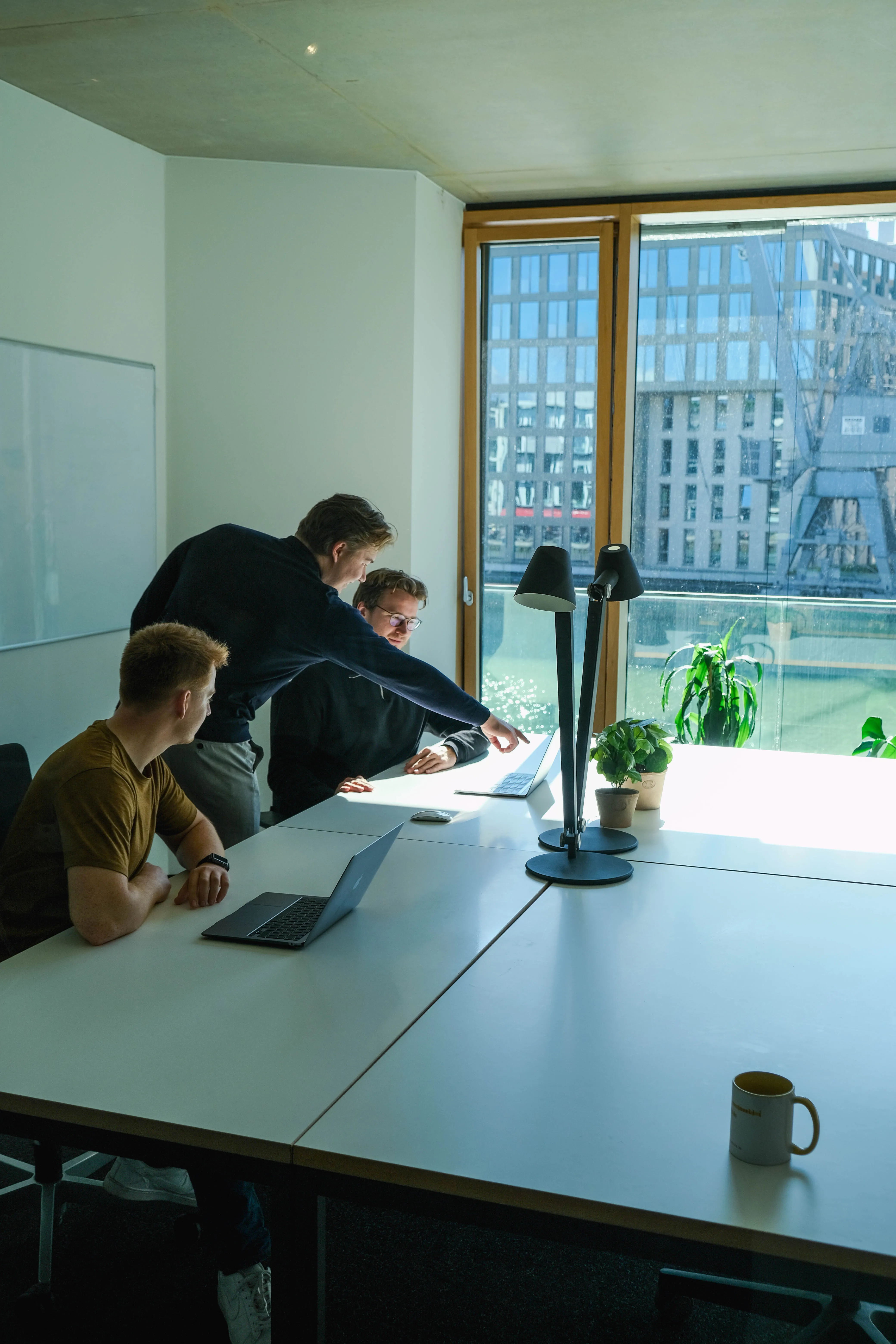 Webdesign-Team in Münster arbeitet zusammen im modernen Büro mit Stadtblick