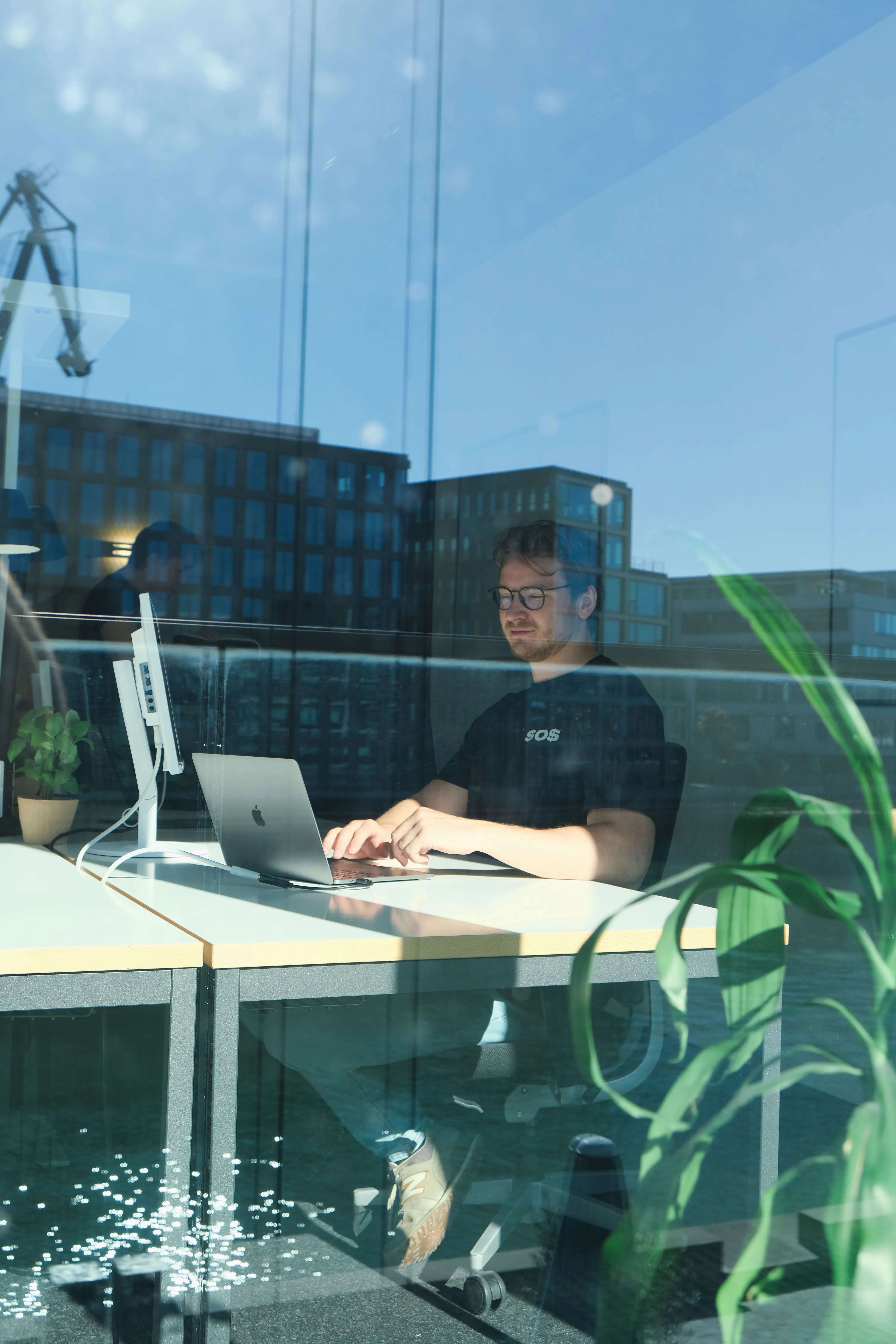 Webdesign in Münster: Kreativer Entwickler arbeitet konzentriert am Laptop