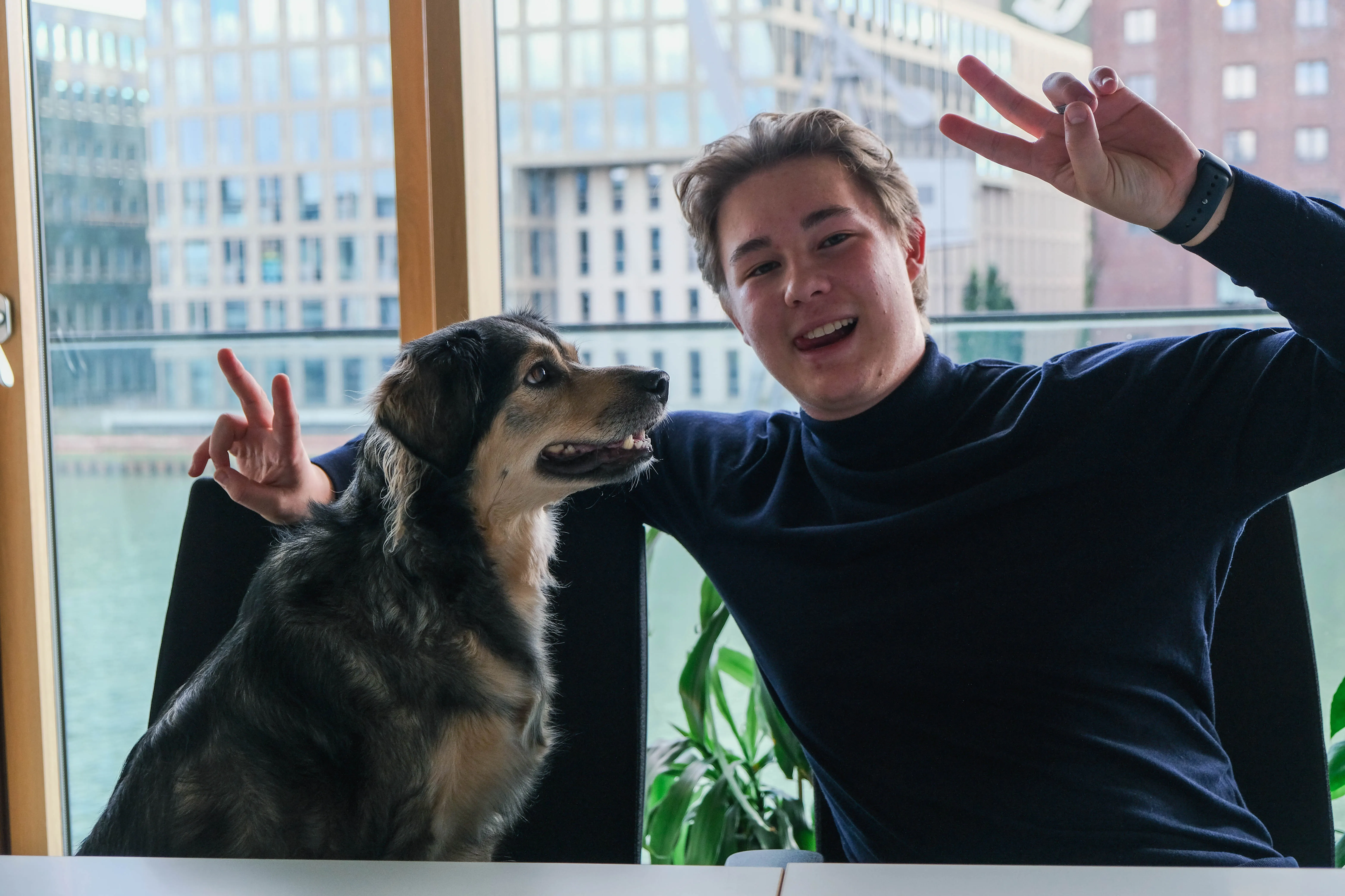 Webdesign in Münster: Fröhlicher Mensch und Hund machen Siegeszeichen