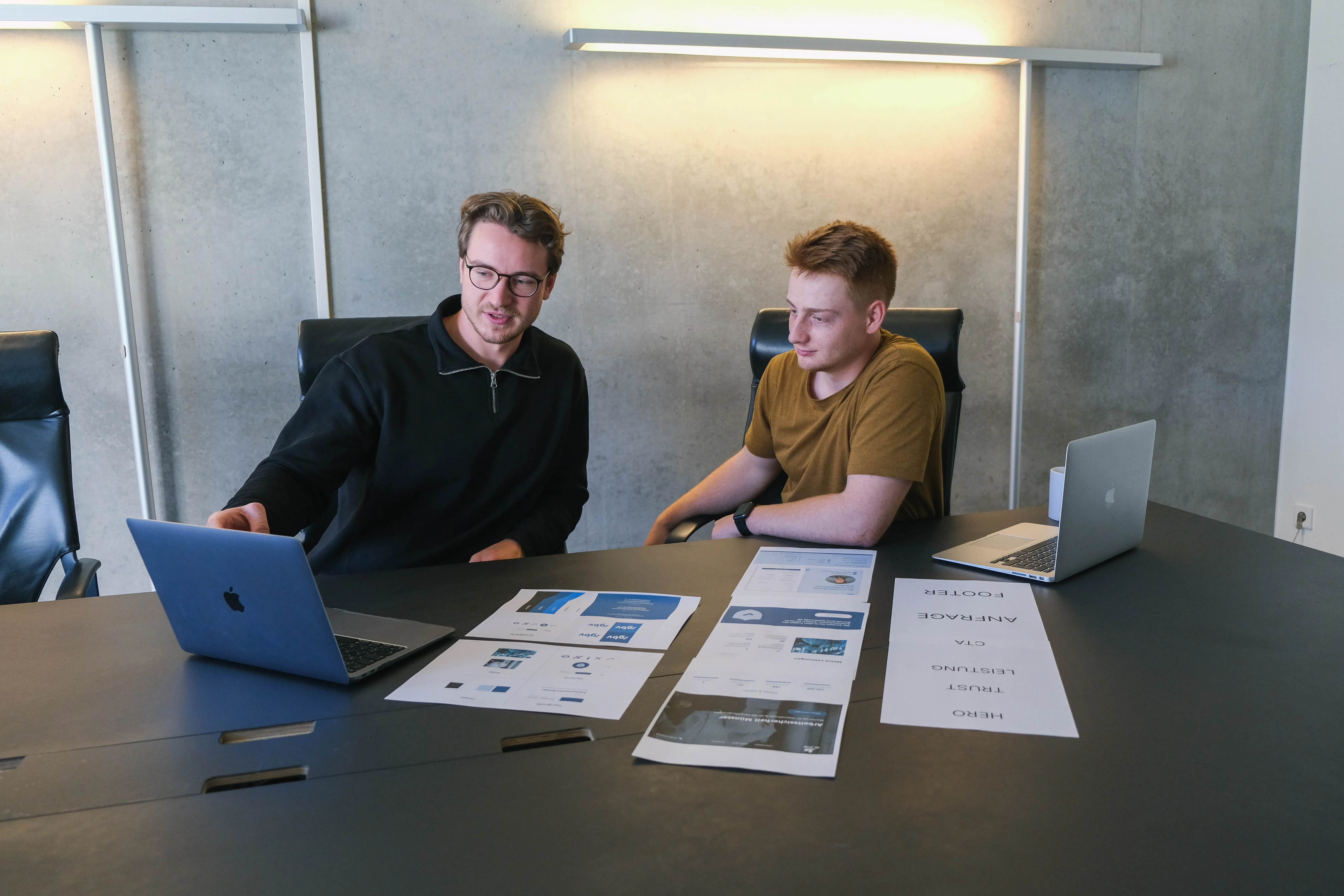 Webdesign-Team aus Münster arbeitet zusammen an Projekten mit MacBooks