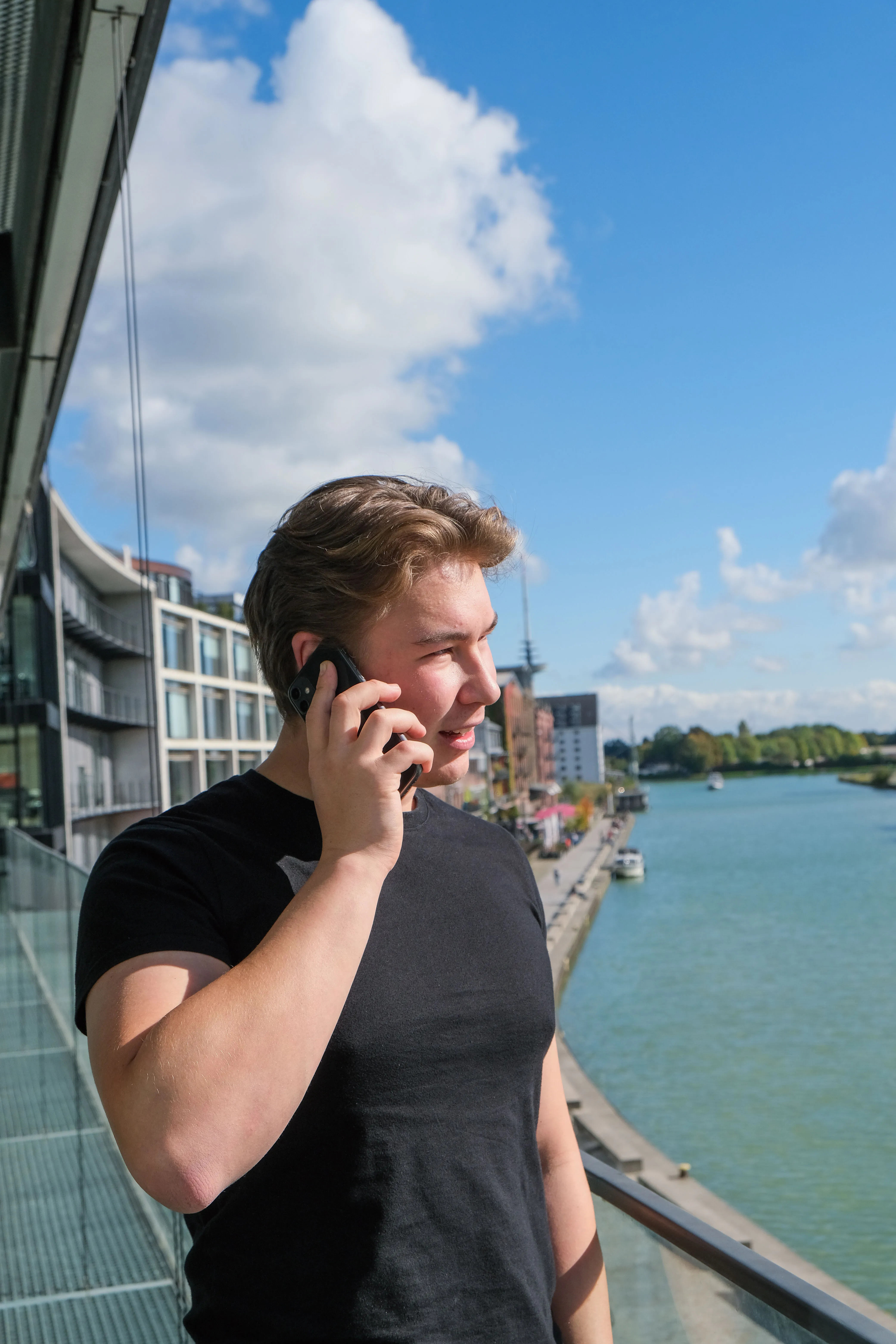 Webdesign-Szenerie in Münster: Person telefoniert am Flussufer