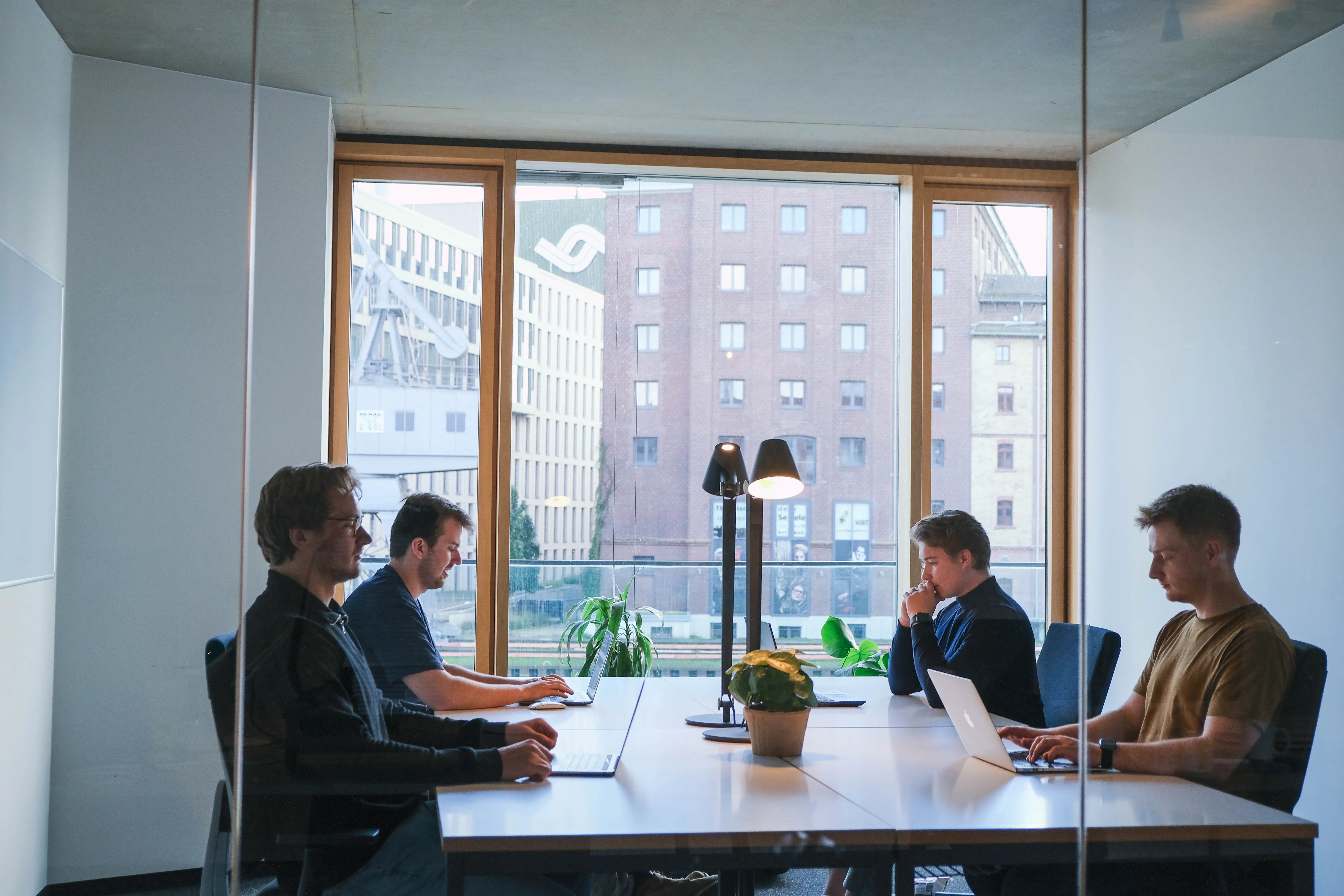 Webdesign-Team in Münster arbeitet gemeinsam an Projekten im modernen Büro
