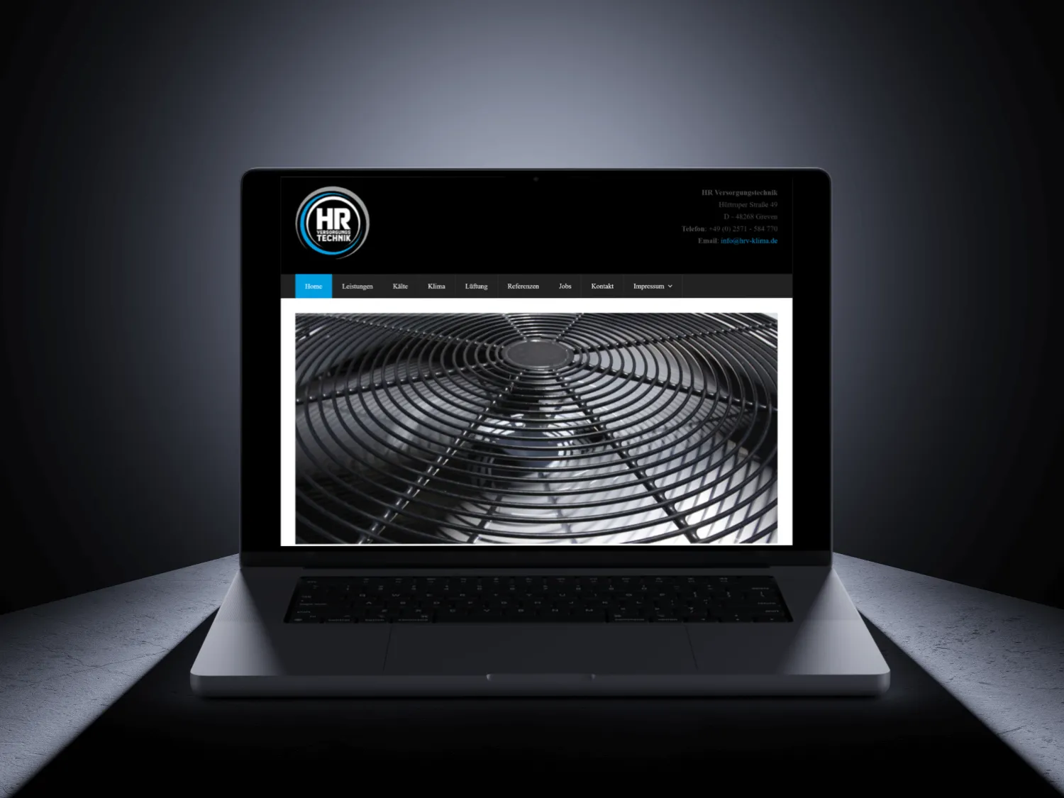 Webdesign für HR-Technik aus, Laptop zeigt Klimaanlagengitter