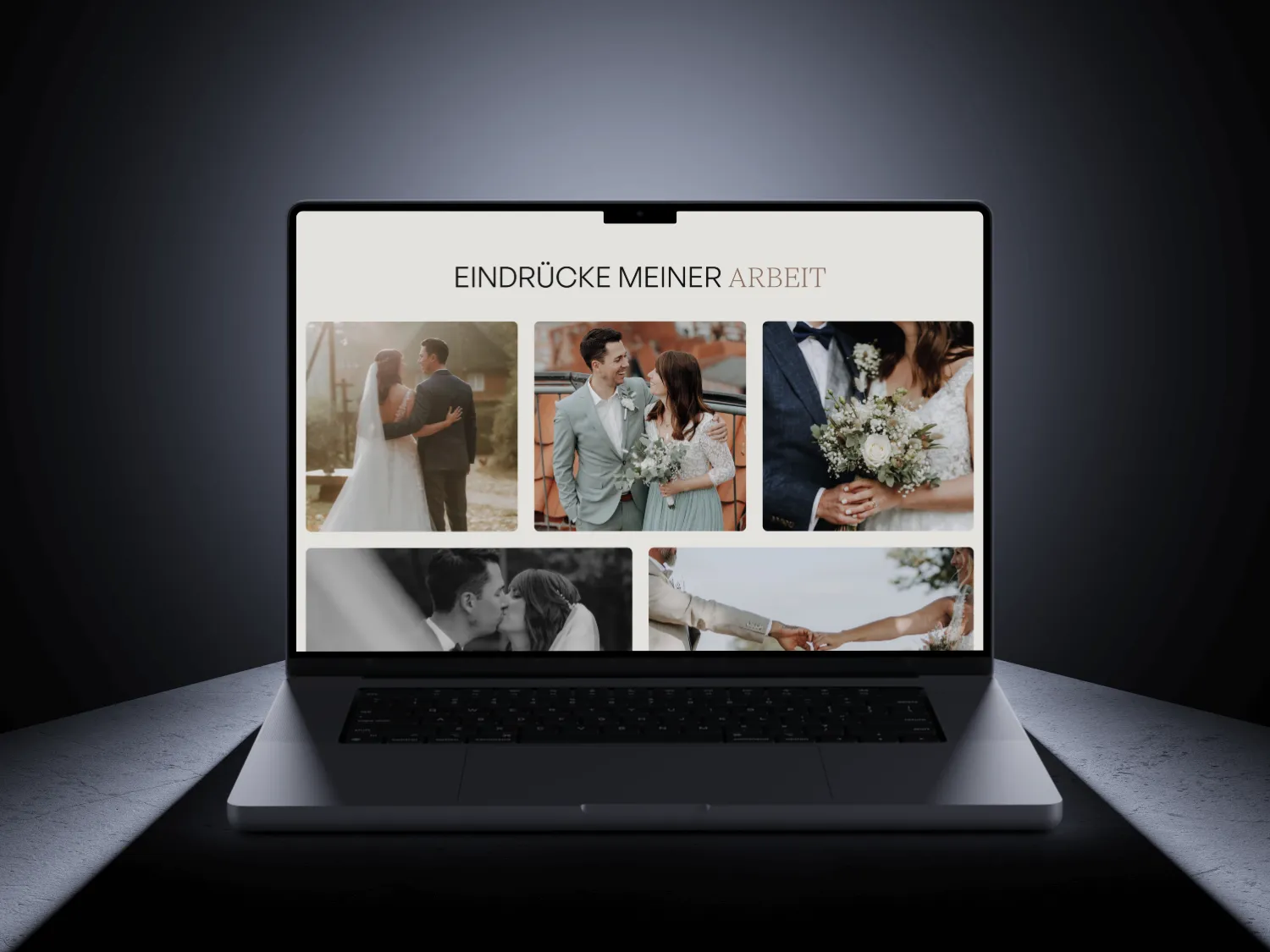 Hochzeits-Webdesign aus mit stimmungsvollen Brautpaaren auf Laptop-Bildschirm