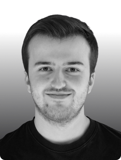 Junger Webdesigner aus Münster mit freundlichem Lächeln im Porträt