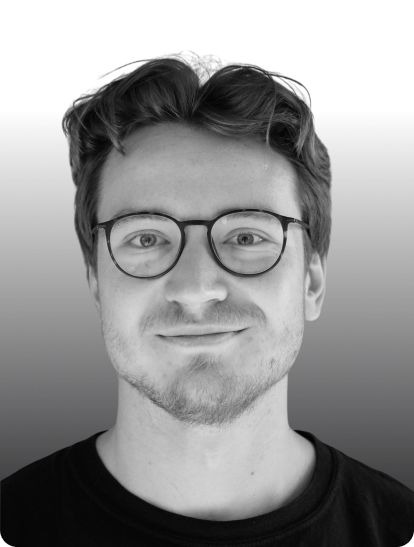 Webdesign-Experte aus Münster mit Brille und freundlichem Lächeln