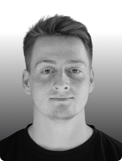 Webdesign-Porträt eines lächelnden Mannes aus Münster in Schwarz-Weiß